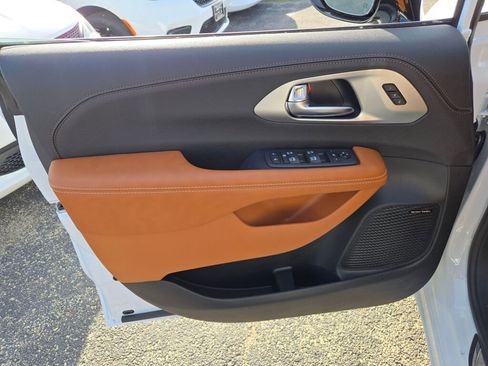 New 2026 Chrysler Pacifica Pinnacle w/ Trailer Tow Group image 16