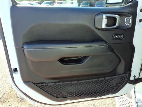 Used 2018 Jeep Wrangler Unlimited Sahara image 13