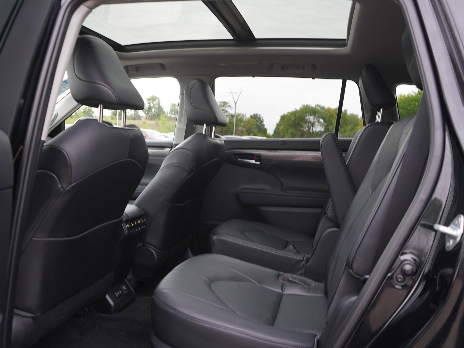 Used 2023 Toyota Highlander Platinum AWD/4WD image 16