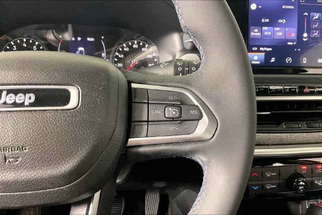 Used 2022 Jeep Compass Latitude w/ Mopar Graphics Package FWD image 10