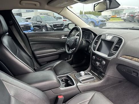 Used 2019 Chrysler 300 Limited AWD/4WD image 17