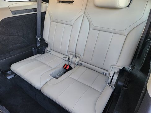 Used 2018 Land Rover Discovery SE image 32