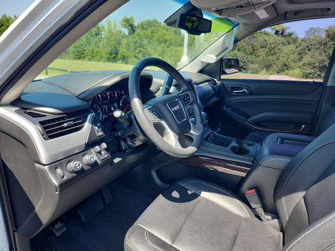 Used 2019 GMC Yukon SLT w/ Open Road Package AWD/4WD image 16
