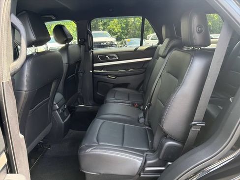 Used 2017 Ford Explorer XLT w/ Equipment Group 202A AWD/4WD image 11