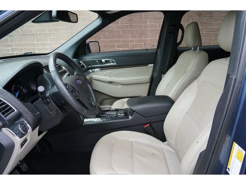 Used 2019 Ford Explorer Limited w/ Ford Safe & Smart Package image 9