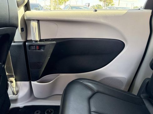 Used 2024 Chrysler Pacifica Touring-L image 17