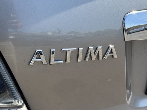 Used 2011 Nissan Altima 2.5 SL w/ Technology Pkg FWD image 9