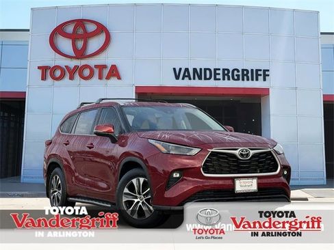 Certified 2023 Toyota Highlander XLE image 1