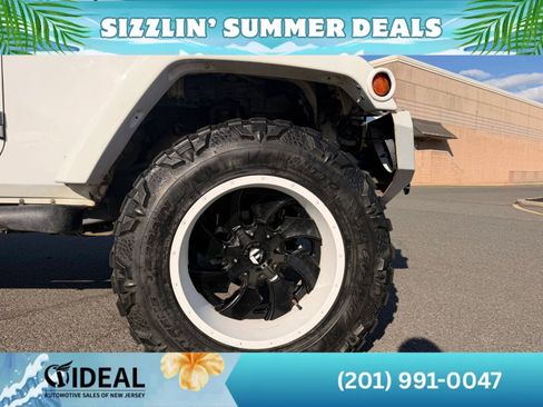 Used 2016 Jeep Wrangler Unlimited Sahara w/ Connectivity Group AWD/4WD image 10