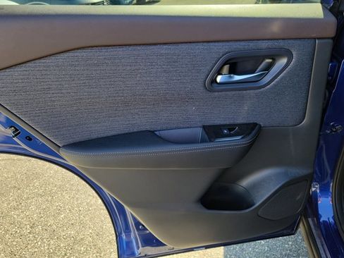 Used 2023 Nissan Rogue SV image 11