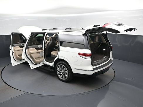 Used 2023 Lincoln Navigator Reserve AWD/4WD image 2