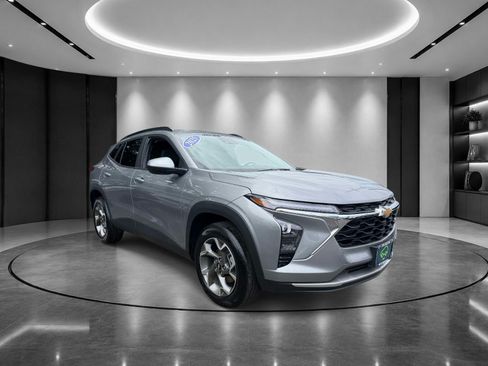 Certified 2025 Chevrolet Trax LT FWD image 2