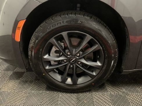 Used 2020 Chrysler Pacifica Touring-L image 11