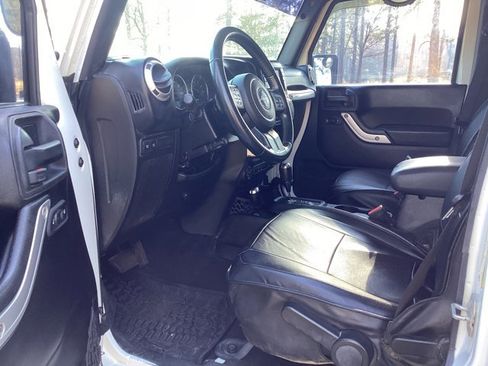 Used 2015 Jeep Wrangler Unlimited Rubicon w/ Connectivity Group image 9