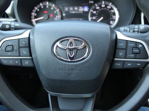 Used 2023 Toyota Highlander L FWD image 10