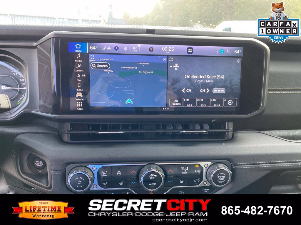 Used 2024 Jeep Wrangler Unlimited Sahara w/ Technology Group AWD/4WD image 16