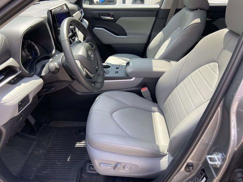 Used 2025 Toyota Highlander XLE AWD/4WD image 19