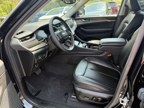 Used 2023 Jeep Grand Cherokee Limited w/ Black Appearance Package AWD/4WD image 11