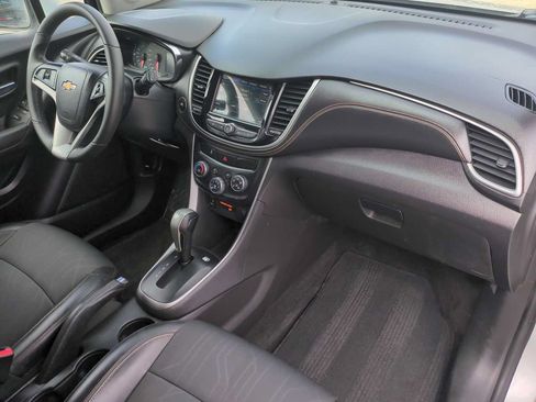 Used 2018 Chevrolet Trax LT w/ LT Convenience Package FWD image 27