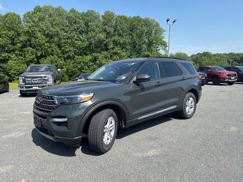 Used 2023 Ford Explorer XLT w/ Equipment Group 202A AWD/4WD image 3