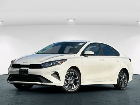 Used 2023 Kia Forte LXS image 2