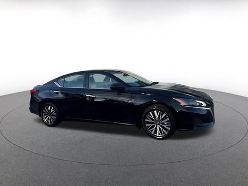 Used 2025 Nissan Altima 2.5 SV FWD image 2