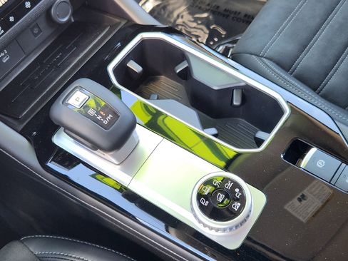 New 2025 Mitsubishi Outlander SE image 22