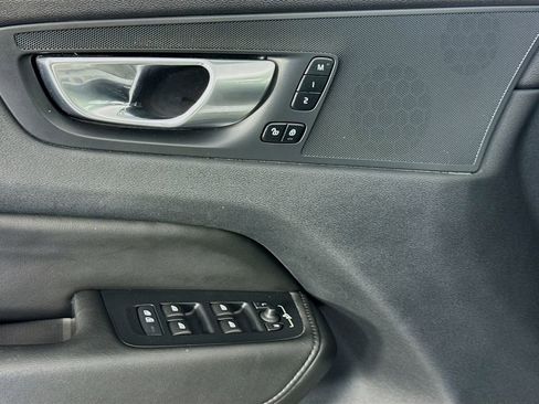 Used 2023 Volvo XC60 B5 Plus image 19