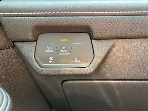 New 2026 Volkswagen Atlas Cross Sport SEL AWD/4WD image 32