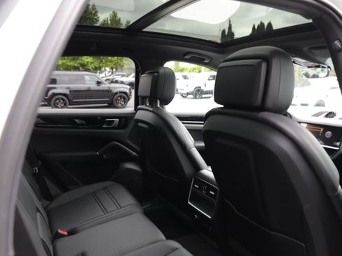 Used 2023 Porsche Cayenne AWD/4WD image 12