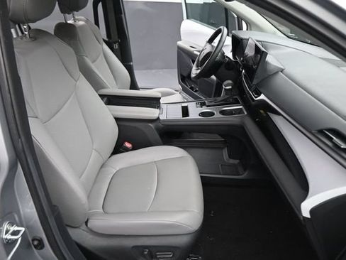 Used 2025 Toyota Sienna XLE FWD image 14