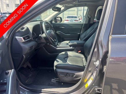 Used 2024 Toyota Highlander XLE FWD image 25