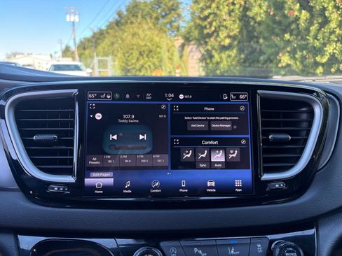 Used 2025 Chrysler Pacifica Select image 20