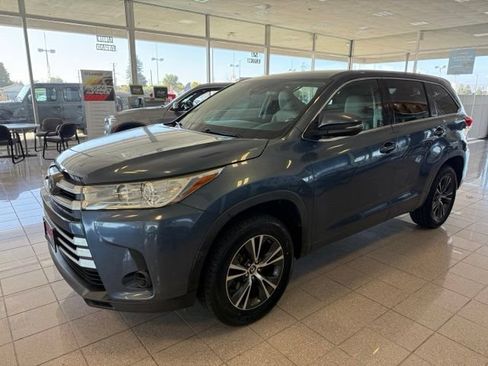 Used 2017 Toyota Highlander LE w/ Carpet Mat Package FWD image 8