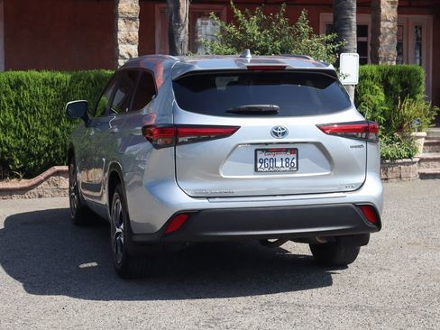 Used 2023 Toyota Highlander XLE FWD image 6