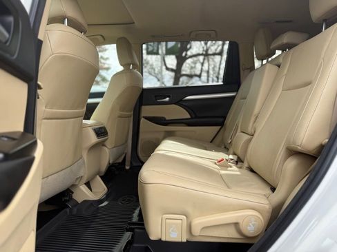 Used 2018 Toyota Highlander XLE image 16