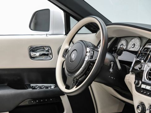 Used 2017 Rolls-Royce Dawn RWD image 62