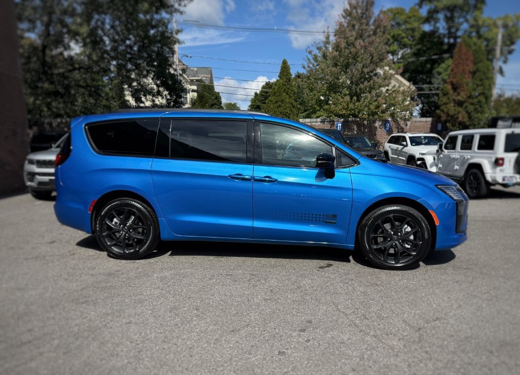 New 2027 Chrysler Pacifica Select AWD/4WD image 4