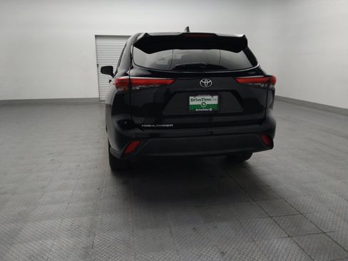 Used 2022 Toyota Highlander L FWD image 6