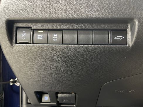 Used 2022 Toyota Venza XLE image 30