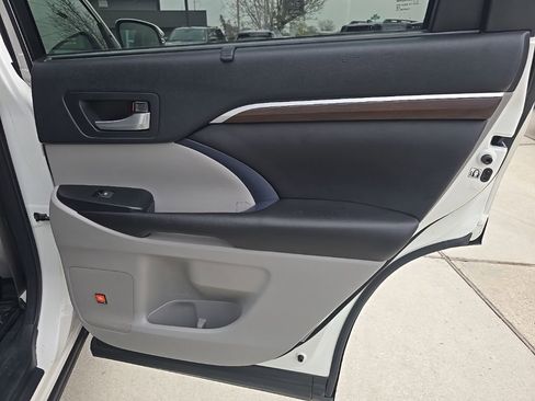 Used 2016 Toyota Highlander Limited image 32
