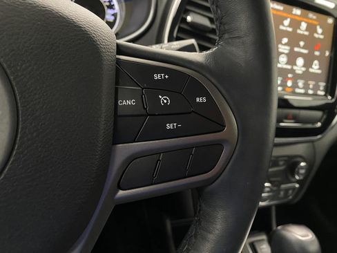 Used 2019 Jeep Cherokee Limited w/ Luxury Group AWD/4WD image 17