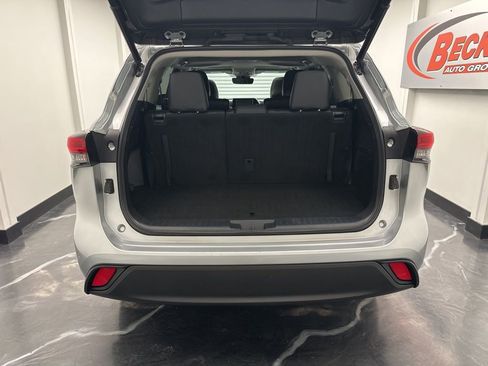 Used 2021 Toyota Highlander XLE AWD/4WD image 30