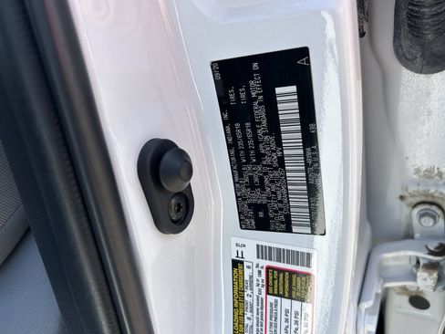 Used 2021 Toyota Highlander LE FWD image 32