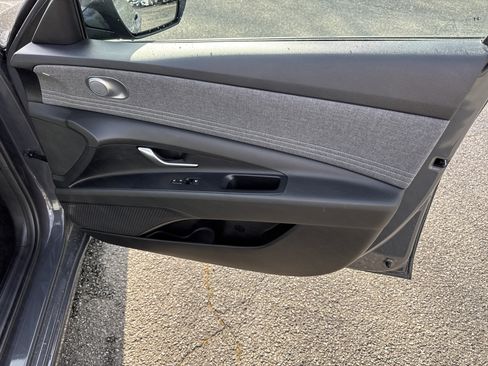 Used 2023 Hyundai Elantra Limited image 14