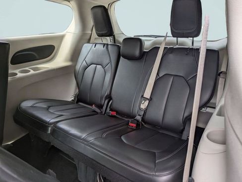 Used 2023 Chrysler Pacifica Touring-L FWD image 16