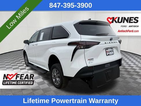 Used 2025 Toyota Sienna LE image 5