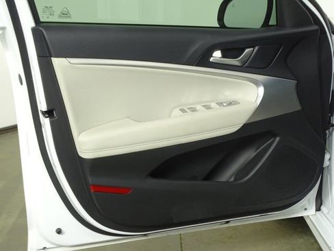 Used 2024 Genesis G70 2.5T image 17