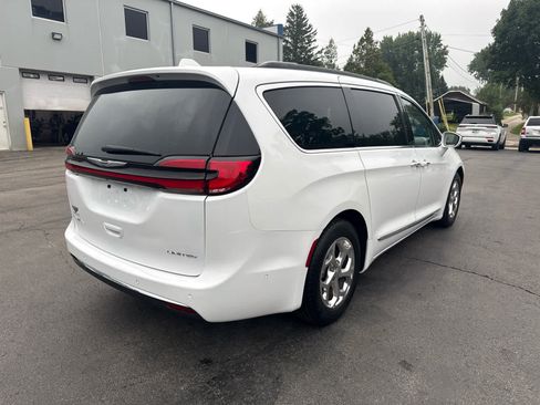 Used 2022 Chrysler Pacifica Limited FWD image 3