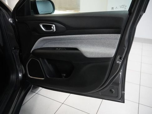 Used 2022 Jeep Compass Latitude AWD/4WD image 11